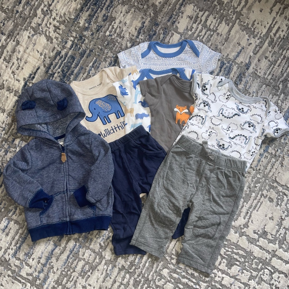 Baby bundle 5 onesie + 2 pants + 1 zip up hoodie. Variety brands size 6-9 months - Picture 1 of 4